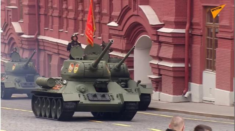Dẫn đầu đại diện cho hơn 190 đơn vị cơ giới của Quân đội Nga là lữ đoàn T-34. Ảnh: Sputnik.