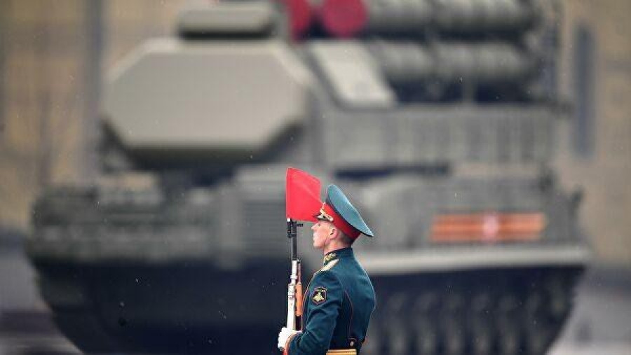 Tiếp theo là tổ hợp thiết giáp BMP-2 và BMP-3. Ảnh: RIA Novosti