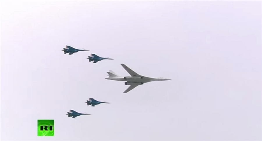 Đội hình oanh tạc cơ chiến lược Tu-160 và 4 tiêm kích Su-35S. Ảnh: RT. 