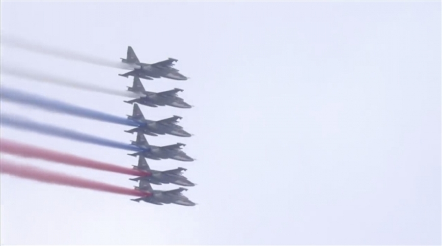 6 chiếc Su-25 vẽ quốc kỳ Nga trên bầu trời Moscow. Ảnh: Sputnik.