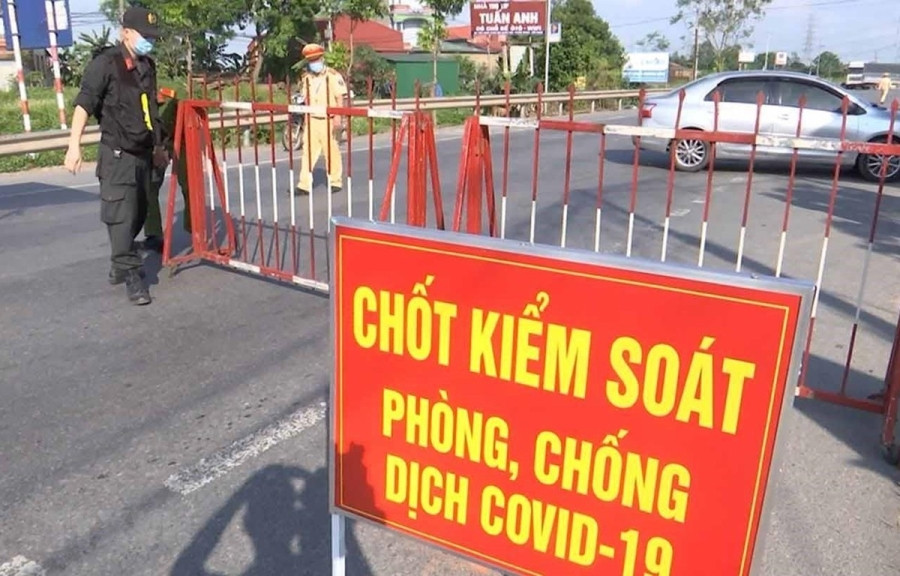 Lực lượng chức năng chốt tại cửa ngõ ra vào trên địa bàn huyện Thuận Thành, Bắc Ninh. (Ảnh: Đinh Văn Nhiều/TTXVN)