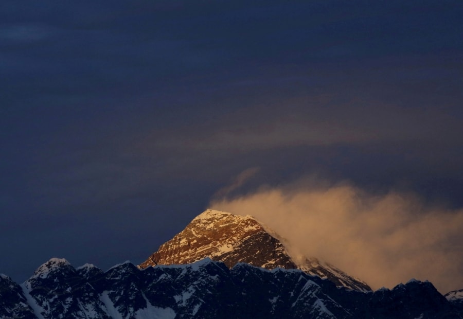 Đỉnh Everest lúc hoàng hôn nhìn từ phía huyện Solukhumbu của Nepal (Ảnh: Reuters)