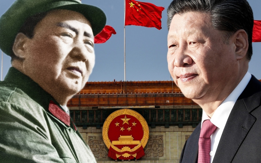 Hình ảnh Lãnh tụ Mao Trạch Đông (bìa trái) và Chủ tịch Tập Cận Bình trên nền có quốc huy và quốc kỳ Trung Quốc. Nguồn: Nikkei.