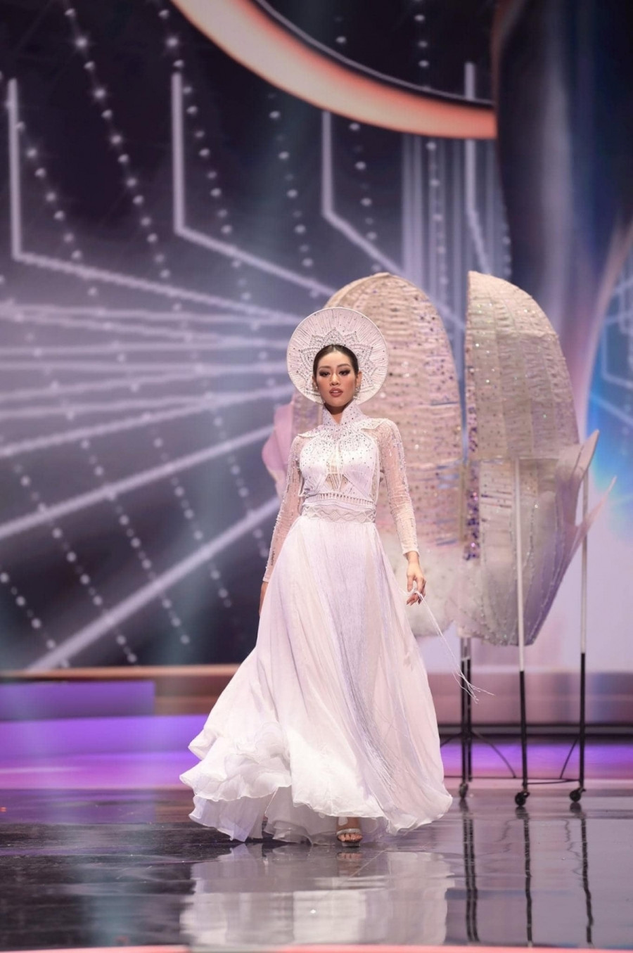 Hoa hậu Khánh Vân trong phần trình diễn trang phục dân tộc.