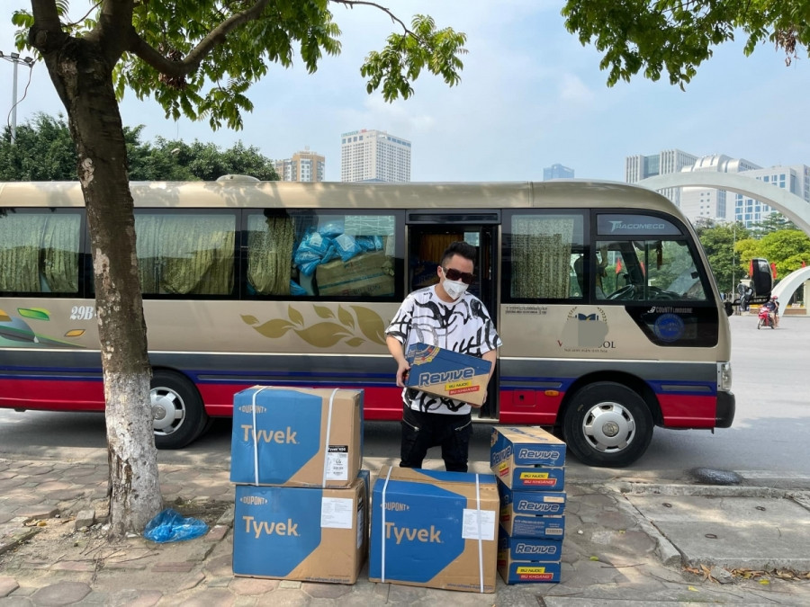 Ca sĩ Tùng Dương vận chuyển đồ ủng hộ cho Băc Giang. (Ảnh: FBNV)