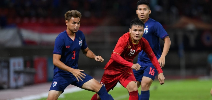 Theerathon Bunmathan (số 3) sẽ không cùng ĐT Thái Lan tham dự 3 trận đấu còn lại ở vòng loại World Cup 2022. (Ảnh: AFC)