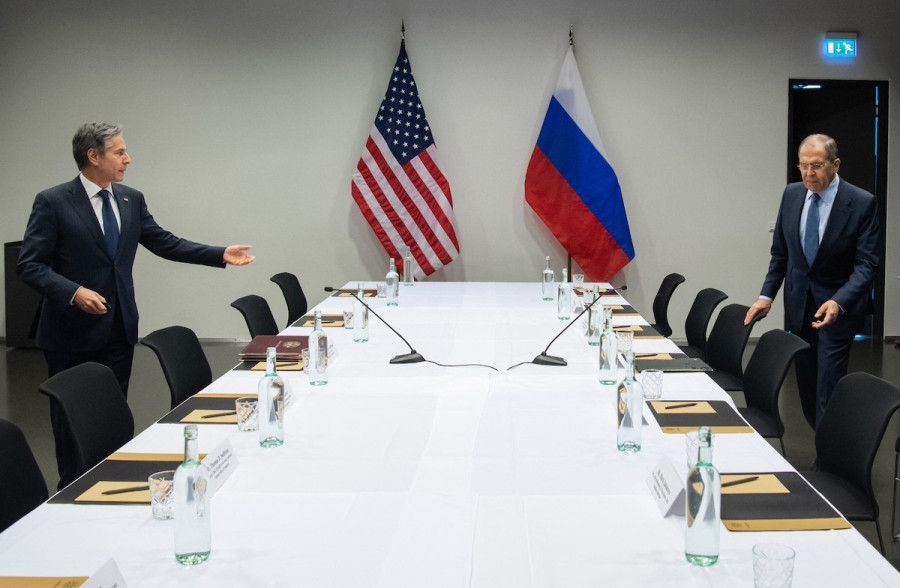 Ngoại trưởng Mỹ Antony Blinken (trái) và Ngoại trưởng Nga Sergey Lavrov trong cuộc gặp tại Reykjavik, Iceland ngày 19/5/2021. Ảnh: AFP