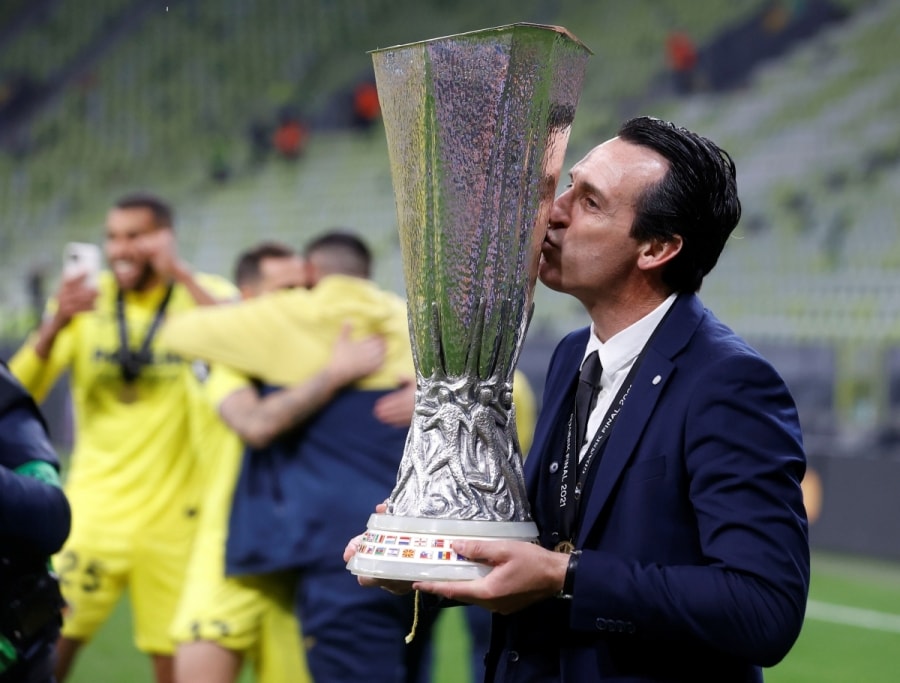 HLV Unai Emery trở thành nhà cầm quân đầu tiên trong lịch sử giành 4 chức vô địch Europa League (Ảnh: Reuters).