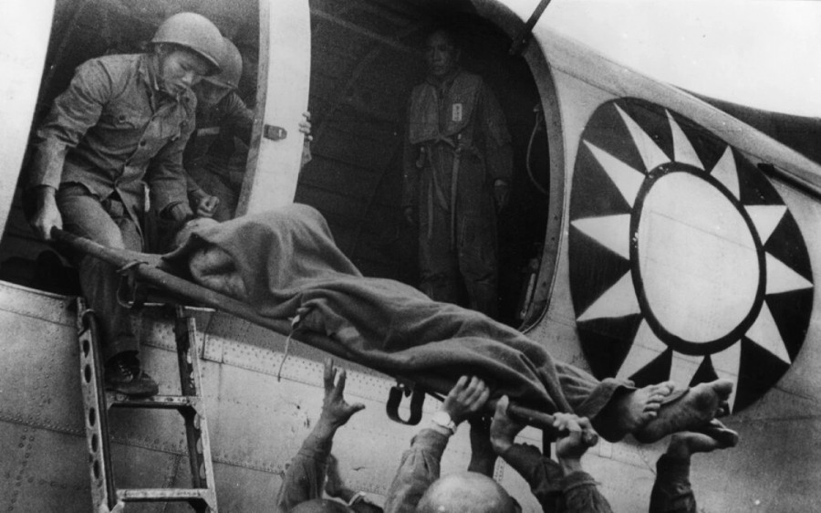 Lính Quốc dân đảng bị thương được đưa từ đảo Kim Môn về Đài Loan trong đợt ngừng bắn năm 1958 giữa Trung Quốc đại lục và Đài Loan. Ảnh: Getty.