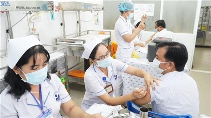 25,2 nghìn tỷ mua, tiêm vaccine COVID-19 cho toàn dân: Bộ Tài chính báo tin vui  - 1