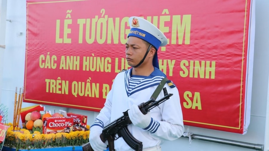 [Photo] Thieng lieng le tuong niem liet sy Truong Sa tren Bien Dong hinh anh 1