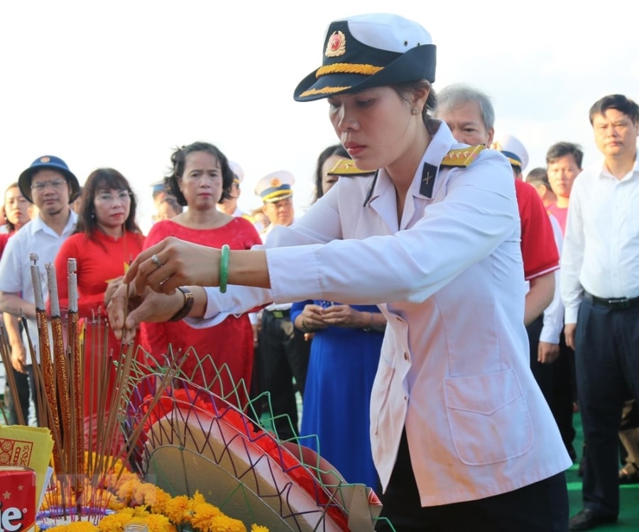 [Photo] Thieng lieng le tuong niem liet sy Truong Sa tren Bien Dong hinh anh 3