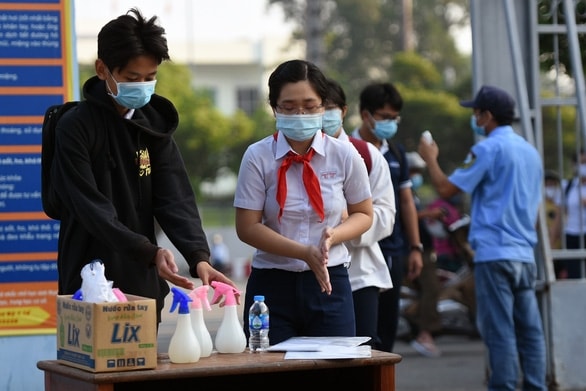 Đề thi văn với trích đoạn Thư gửi em bé có mẹ nhiễm COVID-19 khiến nhiều thí sinh xúc động - Ảnh 1.