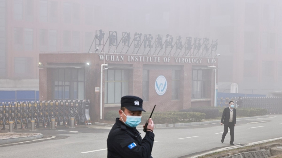 Nhân viên an ninh bên ngoài Viện Virus học Vũ Hán. Ảnh: Reuters