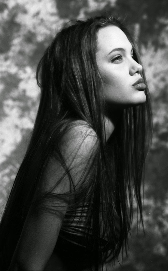Nhan sắc không tì vết của Angelina Jolie thời trẻ - Ảnh 8.