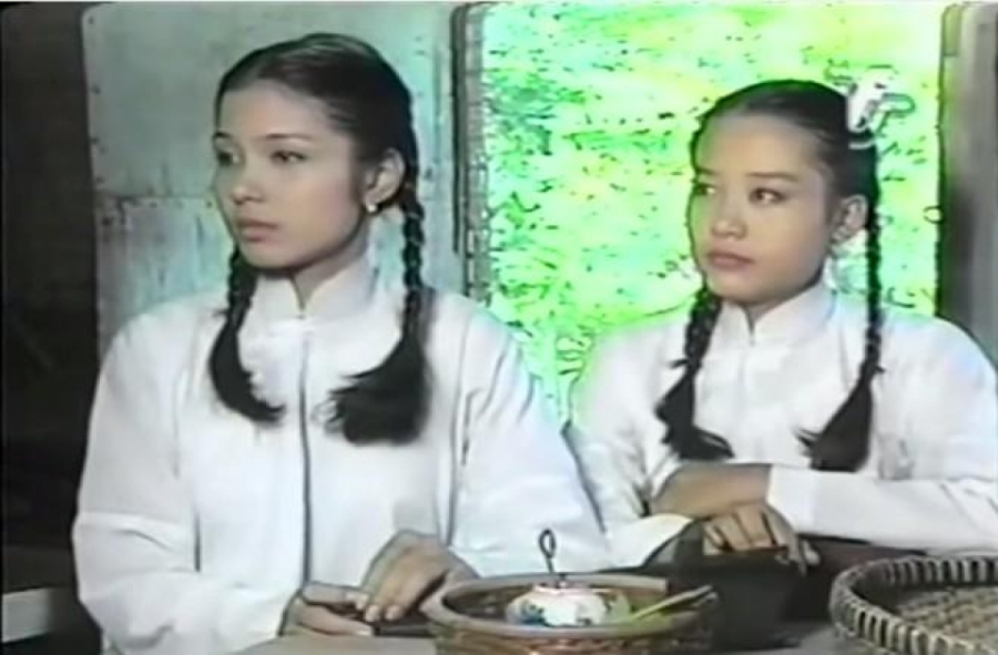 Việt Trinh (trái) và Hồng Ánh trong phim 