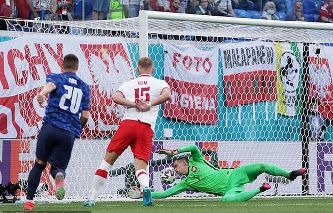 Bàn thắng mở tỷ số trong trận Ba Lan vs Slovakia