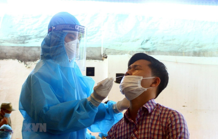 Cán bộ y tế lấy mẫu xét nghiệm cho người dân phường Hà Huy Tập, thành phố Vinh, tỉnh Nghệ An. (Ảnh: Tá Chuyên/TTXVN)