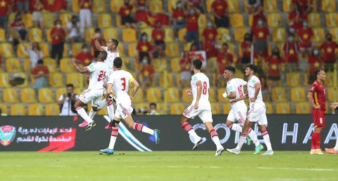 Niềm vui của đội tuyển UAE khi ghi bàn thắng vào lưới tuyển Việt Nam. Ảnh: Minh Anh