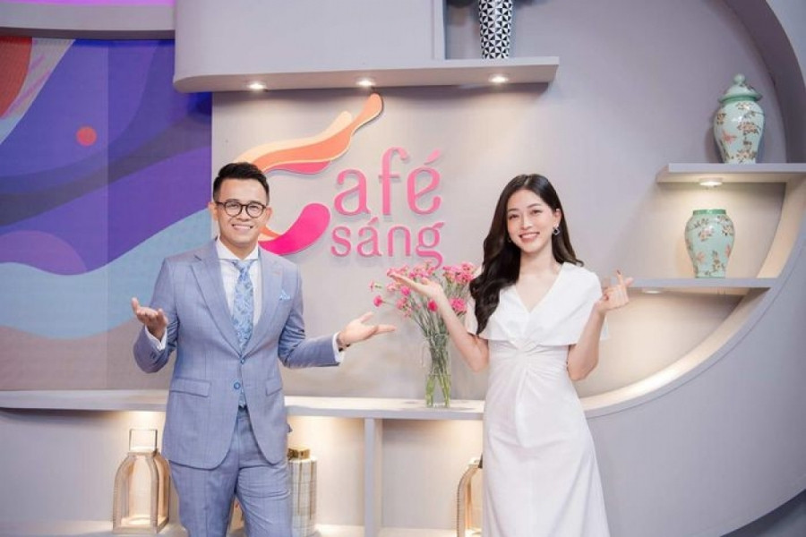 Á hậu Phương Nga cùng MC Đức Bảo trong chương trình Cafe Sáng trên VTV3.