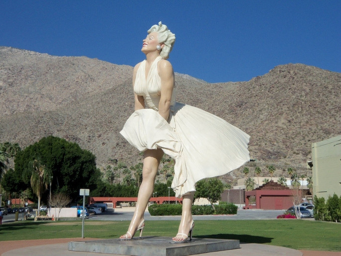 Bị phản đối, tượng Marilyn Monroe “tốc váy” vẫn được đặt ở nơi công cộng - Ảnh 1.