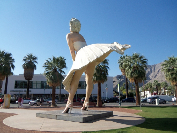 Bị phản đối, tượng Marilyn Monroe “tốc váy” vẫn được đặt ở nơi công cộng - Ảnh 2.