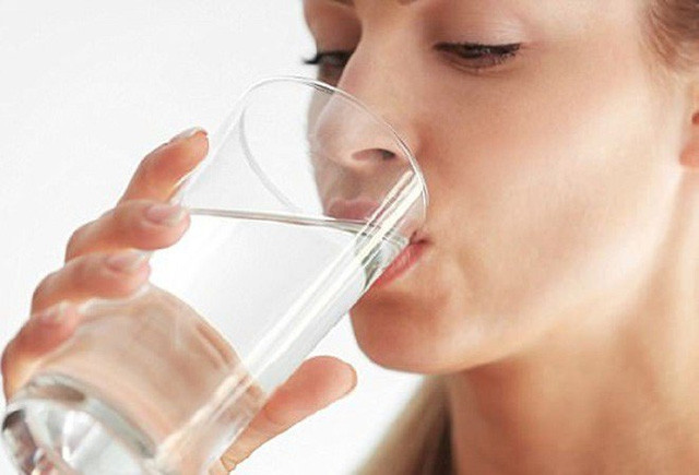 Nắng nóng, cần tránh những sai lầm khi uống nước gây hại sức khỏe - Ảnh 2.