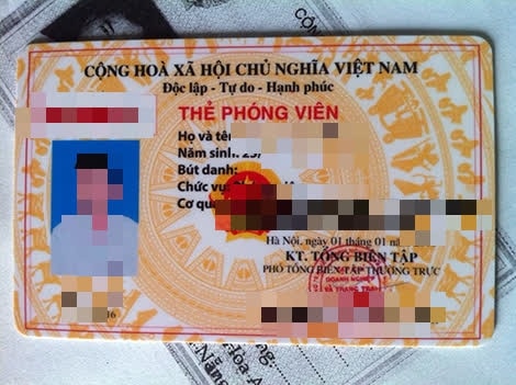 Dùng thẻ phóng viên giả đi lừa đảo - Ảnh 1.