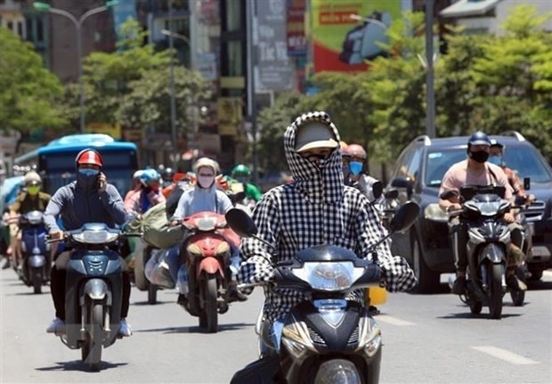 Khu vuc Bac Bo va Trung Bo ngay nang, dem co mua rao vai noi hinh anh 1