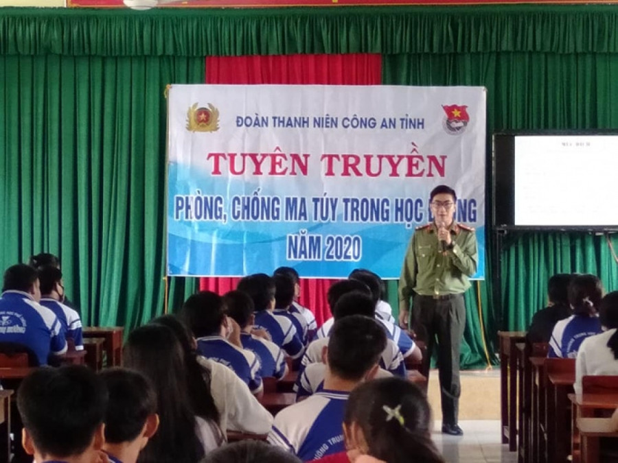 Tuyên truyền về phofg chống ma túy trong trường học ở An Giang. Ảnh: Người lao động.