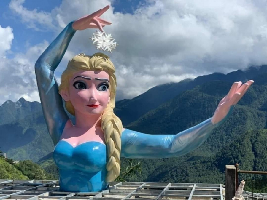 Bức tượng nữ hoàng băng giá Elsa chịu nhiều chỉ trích từ cộng đồng mạng.