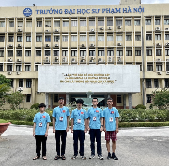 Học sinh Việt Nam dự Olympic vật lý quốc tế thắng lớn với 3 vàng, 2 bạc - Ảnh 1.