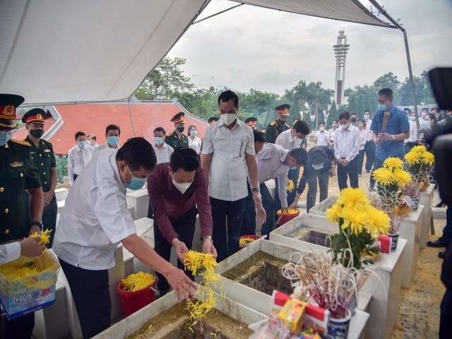 Lan toa truyen thong “uong nuoc nho nguon” va nghia “dong bao” hinh anh 1