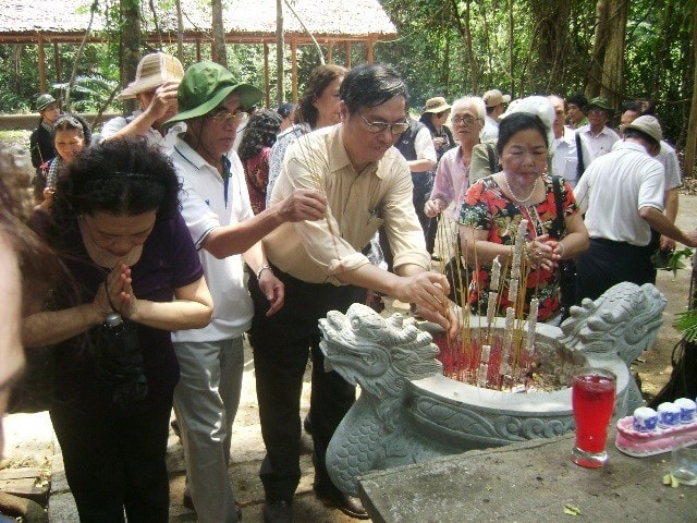 Lan toa truyen thong “uong nuoc nho nguon” va nghia “dong bao” hinh anh 2