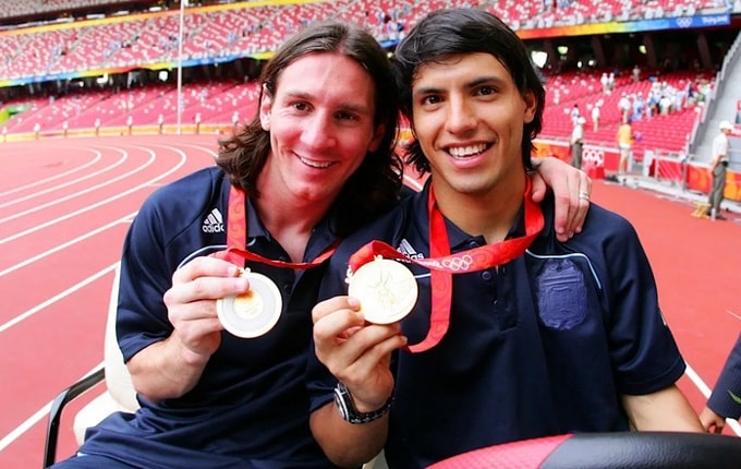 Messi cùng cậu bạn thân Aguero ăn mừng huy chương vàng Olympic 2008