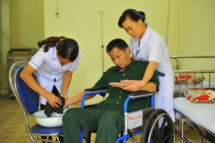 Nang cao uu dai voi nguoi co cong: Thap sang hon nua 'ngon lua' tri an hinh anh 2