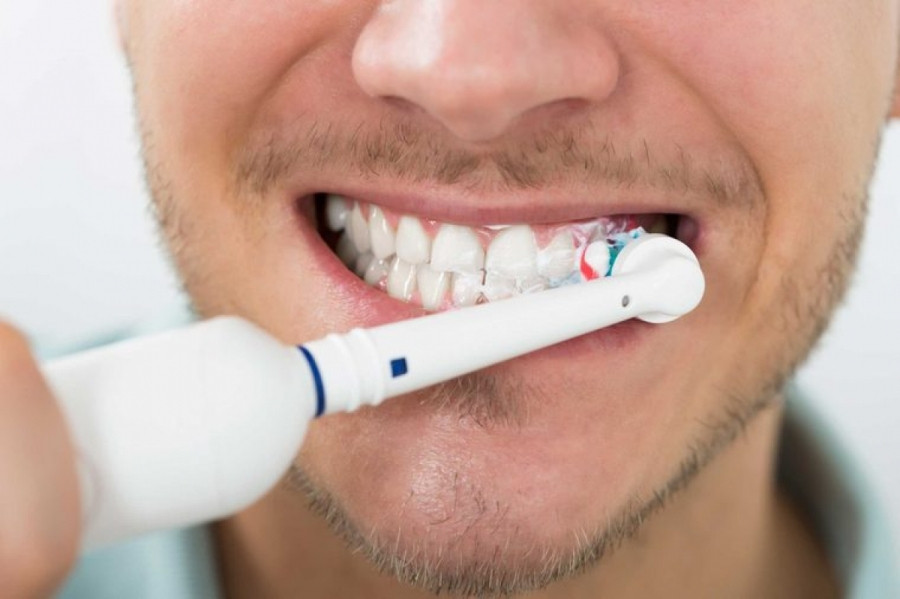 Đánh răng: Nguyên nhân chính của tình trạng xỉn màu răng là sự tích tụ mảng bám, do đó bạn hãy đánh răng đều đặn hai lần mỗi ngày với kem đánh răng làm trắng răng.