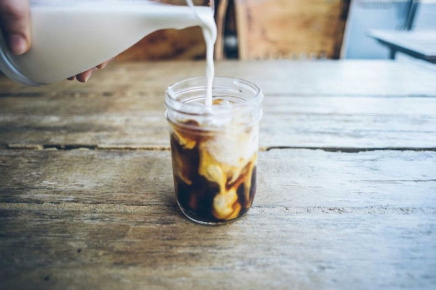 Thêm sữa vào cà phê: Thêm một chút sữa vào tách cà phê có thể tạo nên khác biệt lớn. Nghiên cứu cho thấy casein - loại protein chính trong sữa - có thể bám vào các phân tử tannin trong trà và cà phê, ngăn tannin làm xỉn màu răng.