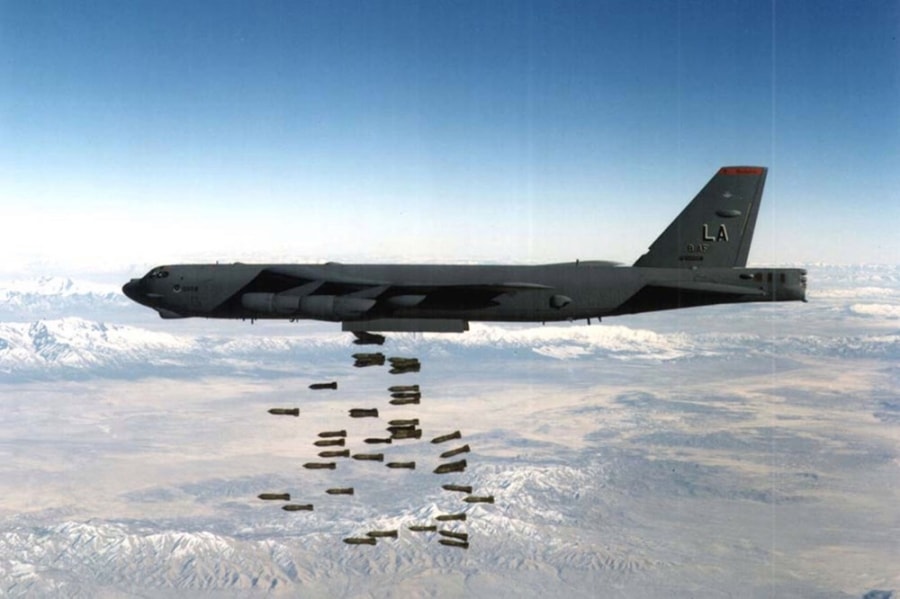 My dieu may bay B-52 khong kich luc luong Taliban tai Afghanistan hinh anh 1