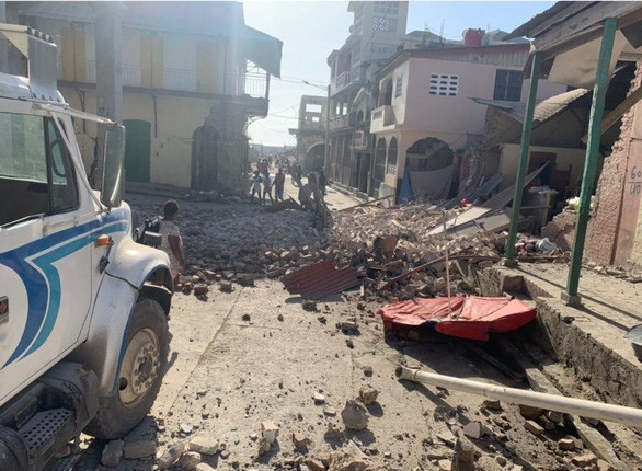 Động đất 7,2 độ rung chuyển Haiti, nhà cửa đổ sập - Ảnh 1.