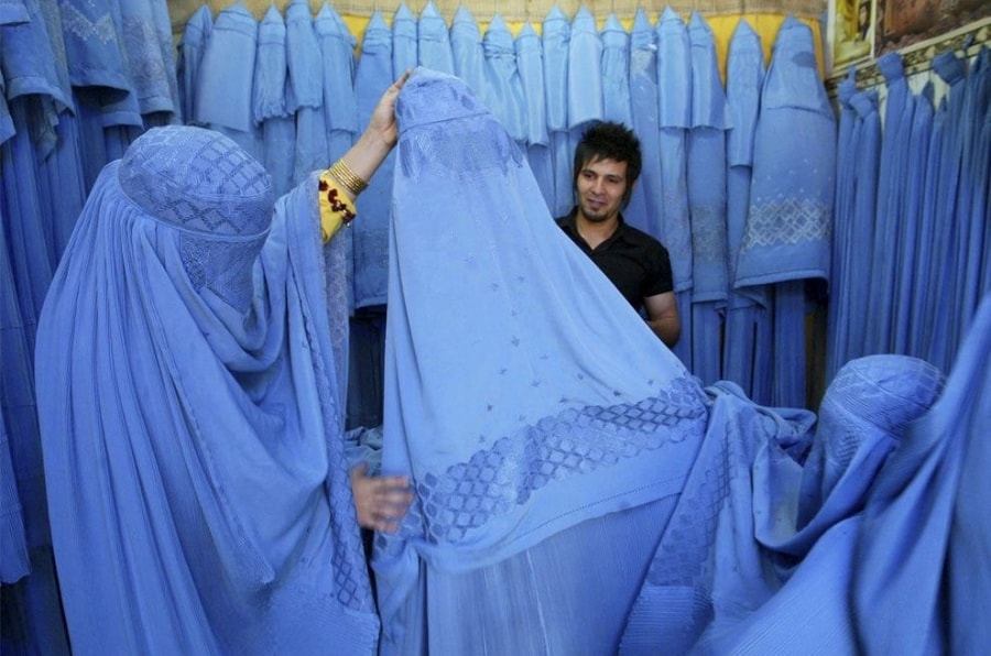 Afghanistan: Ngay nhung chiec khan choang Burqa tro lai thu do Kabul hinh anh 2