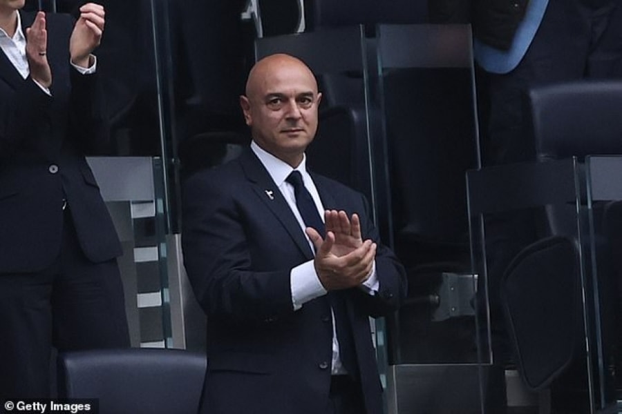 Chủ tịch Daniel Levy bình thản khi Tottenham đánh bại Man City 1-0 ở vòng đấu mở màn Ngoại hạng Anh 2021/2022. (Ảnh: Getty).