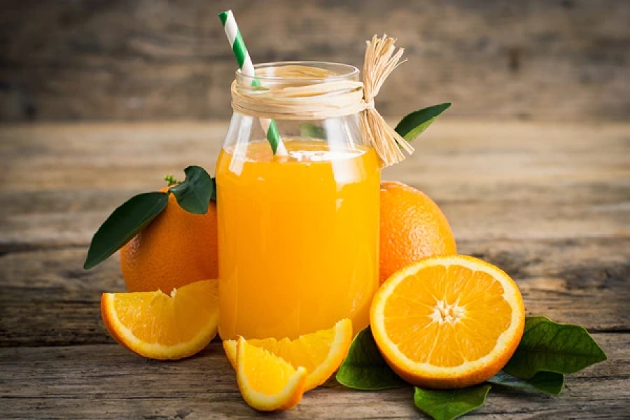 Nước cam ép: Nước cam ép là một thức uống thơm ngon và rất giàu vitamin C. Nếu bạn đang gặp phải vấn đề da khô và bong tróc, hãy thử uống nước cam ép. Nước cam ép chứa axit citric giúp đẩy mạnh quá trình hình thành collagen và elastin - hai nhân tố quan trọng giúp da căng bóng và trẻ trung. Nước cam ép giúp làm sạch da và cân bằng bã nhờn.