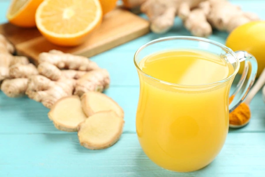 Nước chanh: Nước chanh cũng là một nguồn vitamin C và axit citric dồi dào. Nước chanh có tính cấp nước cực kỳ hiệu quả, giúp bạn có làn da bóng khỏe nếu uống hằng ngày. Thức uống này còn giúp làm sạch máu và đào thải các độc tố cũng như gốc tự do.