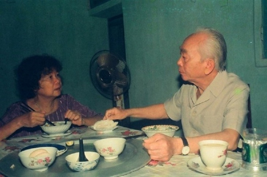 Bữa cơm của hai vợ chồng Đại tướng do Đại tá Trần Hồng chụp năm 1994.