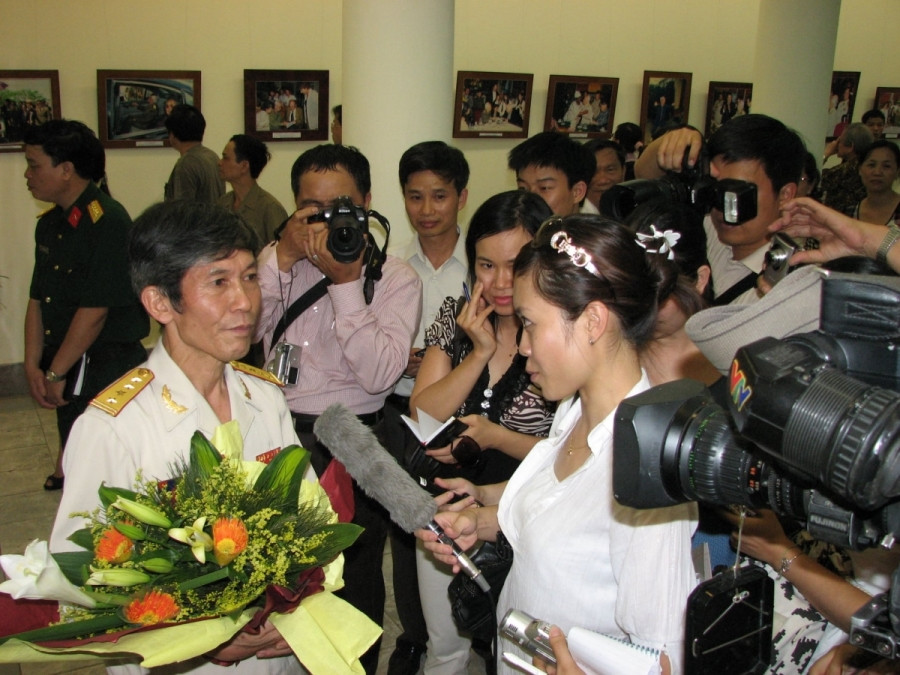 Đại tá Trần Hồng trả lời phỏng vấn báo chí tại một cuộc triển lãm ảnh về Đại tướng Võ Nguyên Giáp. 