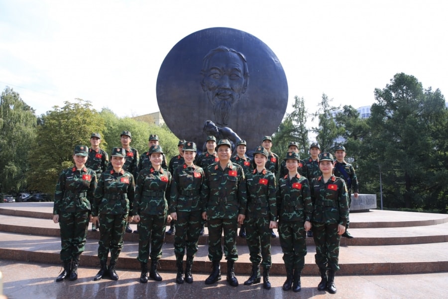 Lương Nguyệt Anh và đoàn Việt Nam tới thăm tượng đài Bác Hồ ở Moscow.