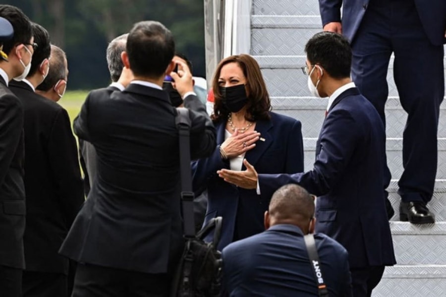 Sau chuyến thăm Singapore, Phó Tổng thống Mỹ Kamala Harris sẽ tới Việt Nam. Trong ảnh: Ngoại trưởng Singapore Vivian Balakrishnan đón bà Kamala Harris tại sân bay hôm 22/8. Ảnh: Straits Times