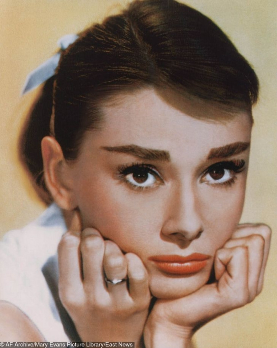 Audrey Hepburn thoa sữa chua Hy Lạp tươi lên mặt. Sau đó, cô ấy để nó trong nửa giờ, trước khi rửa sạch. Ngoài ra, cô rất thích ăn khoai tây, loại củ có nhiều vitamin C và chất chống oxy hóa. Nhưng một trong những đặc điểm được biết đến nhiều nhất là ánh mắt như búp bê của cô. Để đạt được hiệu ứng này, nghệ sĩ trang điểm của Audrey tỉa lông mi của cô bằng nhíp và phủ chúng trong mascara