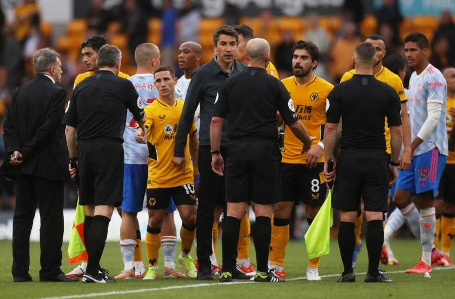 Các cầu thủ Wolves phản ứng với quyết định của trọng tài Mike Dean (Ảnh: Reuters).